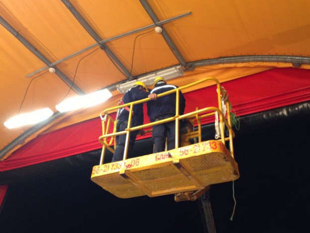 trabajadores instalando deteccion de incendio