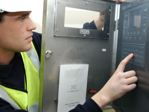 tecnico programando central de alarma incendio